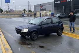 Testigos del percance señalaron que el automóvil derrapó varios metros antes de impactarse contra el camellón, provocando su volcadura a las 6:00 horas.