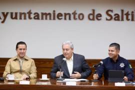 Representantes de seguridad federal y estatal en reunión con autoridades de Saltillo para evaluar y fortalecer estrategias.