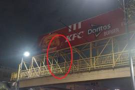 Oficiales de la Policía de Monterrey lograron impedir que un hombre de 59 años se arrojara desde un puente peatonal en el centro de la ciudad.