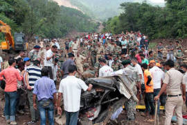 Al menos 46 muertos deja derrumbe en carretera de la India