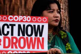 Una persona indígena protesta frente al edificio donde se celebra un reunión previa a la COP30 en Brasilia, Brasil, durante la etapa preparatoria final de la Cumbre del Clima de la ONU que será en noviembre en Belém.