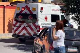 Paramédicos de la Cruz Roja trasladaron al joven al Hospital Universitario.