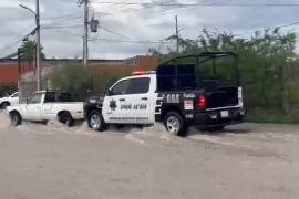 Elementos de seguridad y emergencia auxiliaron a conductores cuyos vehículos quedaron varados tras las intensas lluvias registradas en Saltillo.