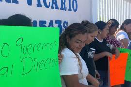 Padres y madres de familia demandan el relevo del director de la primaria Leona Vicario tras años de inconformidades por el manejo de recursos y la administración de la escuela.