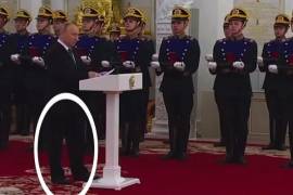 Putin, de 69 años, también sacudió las piernas mientras estaba de pie cerca del podio con los brazos estirados a los lados
