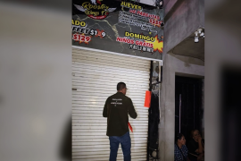 Personal de Inspección y Verificación colocó sellos en el acceso del restaurante ubicado sobre la calle Ramón Corona.
