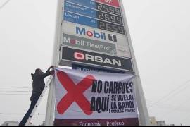 El jueves inició en gasolinerías de Monterrey, Durango y San Francisco del Rincón el operativo de Profeco con lonas de advertencia que piden no comprar donde venden la regular en más de 24 pesos por litro. FOTO: