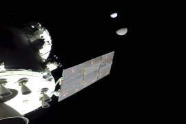 En esta imagen proporcionada por la NASA, la Tierra y su luna se ven desde la nave espacial Orion.