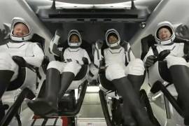 Histórico. “Su misión ha mostrado al mundo que el espacio es para todos nosotros”, dijo por radio el Control de la Misión de SpaceX. La tripulación sin astronautas profesionales fue la primera en dar la vuelta al mundo.
