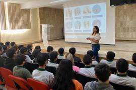 Personal de la FGR impartió pláticas sobre seguridad digital a alumnos de la Secundaria Técnica No. 42 en Torreón.