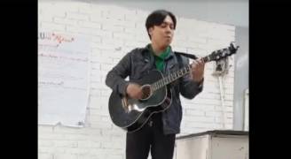 Edson Rocha utiliza canciones de The Beatles en sus clases de inglés, transformando las aulas en espacios llenos de creatividad y aprendizaje.