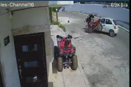 Un vecino registra en video el momento del impacto entre la motocicleta y el vehículo, destacando la velocidad y la fuerza del choque.