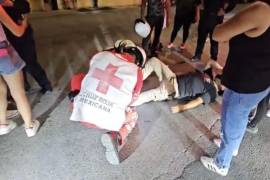 Paramédicos de la Cruz Roja brindaron los primeros auxilios al motociclista tras el accidente registrado sobre el periférico Luis Echeverría Álvarez.