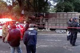 En la mañana de este martes, el camión que transportaba a los integrantes del grupo Banda Real de Huajuapan se volcó en el poblado Huertas de San Pedro en el municipio de Huitzilac, Morelos