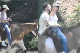 En una de las imágenes se ve a Kendall muy sonriente mientras tomaba una selfie de ella y su novio abrazándola mientras cabalgaban.