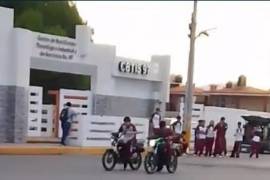 Dos jóvenes fueron captados mientras circulaban a exceso de velocidad, realizaban maniobras y conducían sin casco en motocicletas frente al CBTis 97.