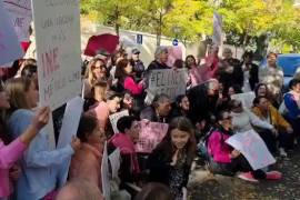 “Defendemos la democracia”, “El INE no se toca” “#Yo defiendo al INE”, decían las pancartas que portaban los manifestantes