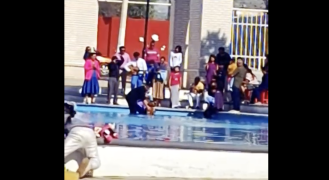 El bautizo fue realizado en el espejo de agua de la Alameda sin autorización del Ayuntamiento.