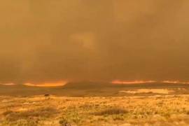 Las autoridades no explicaron qué podría haber causado los incendios, pero los fuertes vientos, el pasto seco y las temperaturas inusualmente cálidas alimentaron las llamas