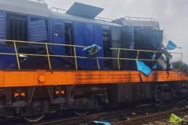 En esta fotografía, facilitada por la Oficina de Prensa de la Compañía Ferroviaria Ucraniana Ukrzaliznytsia, se observa una locomotora dañada en un ataque con drones rusos en la estación de tren de Yahodyn, cerca de la frontera de Ucrania con Polonia, el domingo 13 de septiembre de 2026.