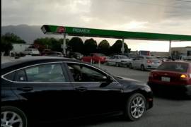 En imágenes se puede ver a ciudadanos haciendo largas filas para obtener la gasolina para sus vehículos en la única sucursal que cuenta con el combustible.