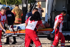 Un Hyundai Sonata y un Chevrolet Beat participaron en el choque registrado en Acuña. Bomberos y Cruz Rojas realizaron maniobras para liberar al conductor que quedó prensado.