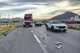 Dos tractocamiones chocaron por alcance a la altura del parque industrial Santa María; el accidente dejó únicamente daños materiales.