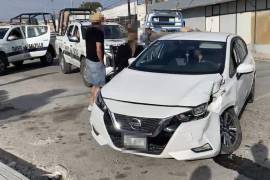 No hubo personas lesionadasEl vehículo afectado presentó daños en la parte frontal tras el impacto registrado en la zona centro, situación que movilizó a automovilistas y autoridades durante las primeras horas de este lunes.