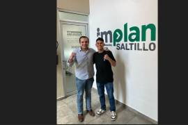Orlando Maldonado (derecha) se dedica, junto con familiares y amigos, a recoger la basura de las calles del barrio del Ojo de Agua; el Implan lo invitó para platicar de su proyecto.