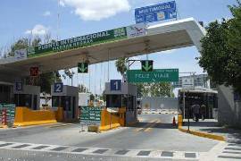 Analizan cierre de puentes internacionales ante las dificultades que enfrentan transportistas para movilizar unidades vacías en las aduanas de Piedras Negras.