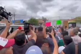 Los docentes abordaron a la Mandataria en la camioneta donde iba acompañada de la Gobernadora panista Tere Jiménez.