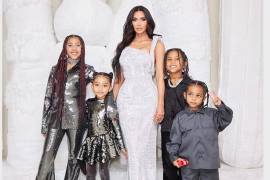La famosa modelo y empresaria celebró con su clásica fiesta navideña para sus hijos, hermanos, sobrinos y amigos cercanos a la familia Kardashian-Jenner