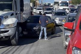 Un cambio de carril sin precaución provocó que un auto compacto impactara contra un camión estacionado.