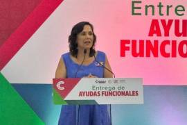 Liliana Salinas Valdés encabezó en Torreón la entrega de sillas de ruedas, sillas para baño y bastones destinados a personas de distintos municipios de La Laguna.