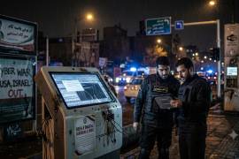 Imagen creada a través de inteligencia artificial que representa cómo la infraestructura pública digital hoy es un campo de batalla estratégico.