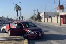 Elementos de Tránsito acudieron al lugar y realizaron el procedimiento para determinar las responsabilidades de los conductores involucrados.