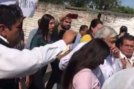 Familiares de Emiliano Zapata protestan ante AMLO en homenaje al caudillo