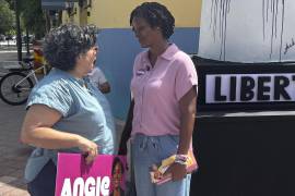 La representante estatal por JacksonvilleAngie Nixon (d), una de las dos aspirantes demócratas al escaño en el Senado de EU que dejó Marco Rubio durante un recorrido en la Pequeña Habana en Miami.