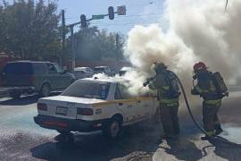 La rápida intervención de los bomberos evitó que el taxi fuera consumido en su totalidad.