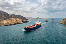 El tránsito por vías internacionales como el Estrecho de Hormuz enfrenta una incertidumbre legal ante las propuestas de EU e Irán de aplicar tasas de paso.