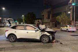 El KIA quedó severamente dañado tras ser impactado por el vehículo de plataforma.