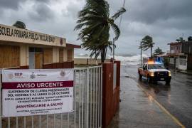 Ante el avance y permanencia del huracán ‘Simon’ de categoría 4 en escala de Saffir-Simpson, las Secretarías de Educación Pública de diferentes estados han implementado la suspensión de clases presenciales.