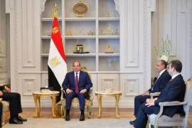 Jared Kushner (segundo por la izquierda), yerno del presidente de Estados Unidos, se reunió con líderes egipcios para hablar sobre las conversaciones de paz entre Israel y Hamás.
