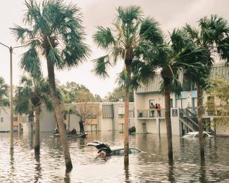 Residentes de Clearwater, Florida, a la espera de ser rescatados de las inundaciones después de que el huracán Milton tocara tierra en la costa del golfo de Florida.