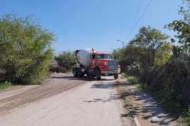 La calle del Nogal, en la colonia Jardín, carece de banquetas en varios tramos y presenta deterioro en la infraestructura peatonal.