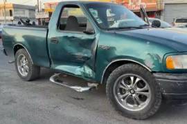 La camioneta involucrada quedó detenida sobre la vialidad mientras autoridades realizaban las diligencias correspondientes.