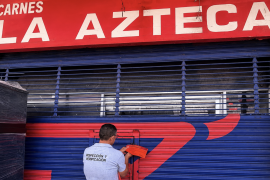 Personal de Inspección y Verificación colocó sellos de clausura en tres establecimientos del Mercado Alianza durante las revisiones.