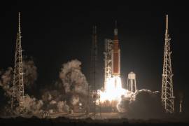 El cohete del Sistema de Lanzamiento Espacial de la NASA que transporta la nave espacial Orion despegando en la prueba de vuelo Artemis I en el Centro Espacial Kennedy.