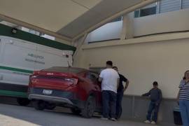 Familiares trasladaron a Gustavo Gutiérrez en un automóvil particular hasta el acceso de ambulancias de la Clínica 2 del IMSS.