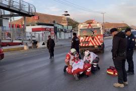 Paramédicos de la Cruz Roja brindaron los primeros auxilios al lesionado en el lugar antes de su traslado urgente a un hospital.